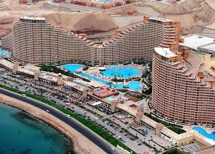 علي الجبل بفيو مميز للأسر أمام البيسين Ain Sukhna