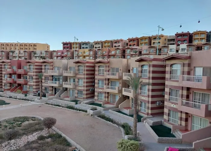 علي الجبل بفيو مميز للأسر أمام البيسين * Ain Sukhna
