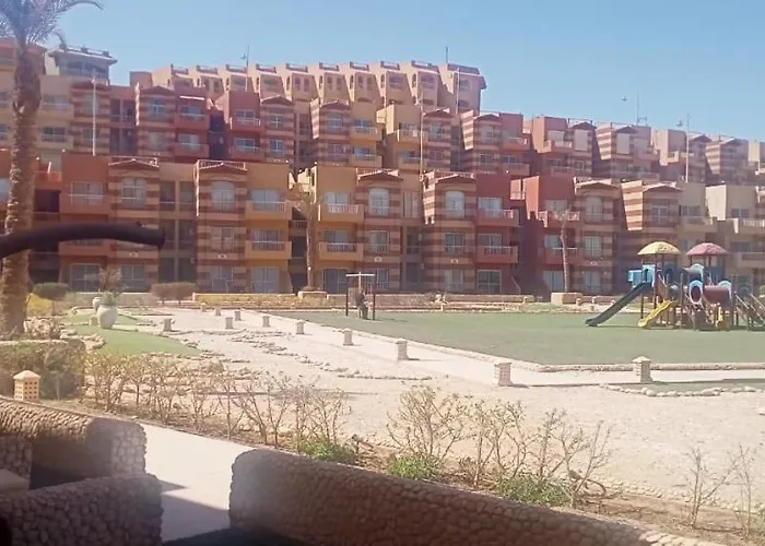 علي الجبل بفيو مميز للأسر أمام البيسين Ain Sukhna