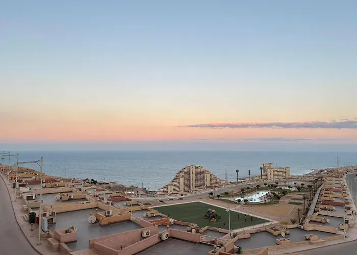 علي الجبل بفيو مميز للأسر أمام البيسين Ain Sukhna